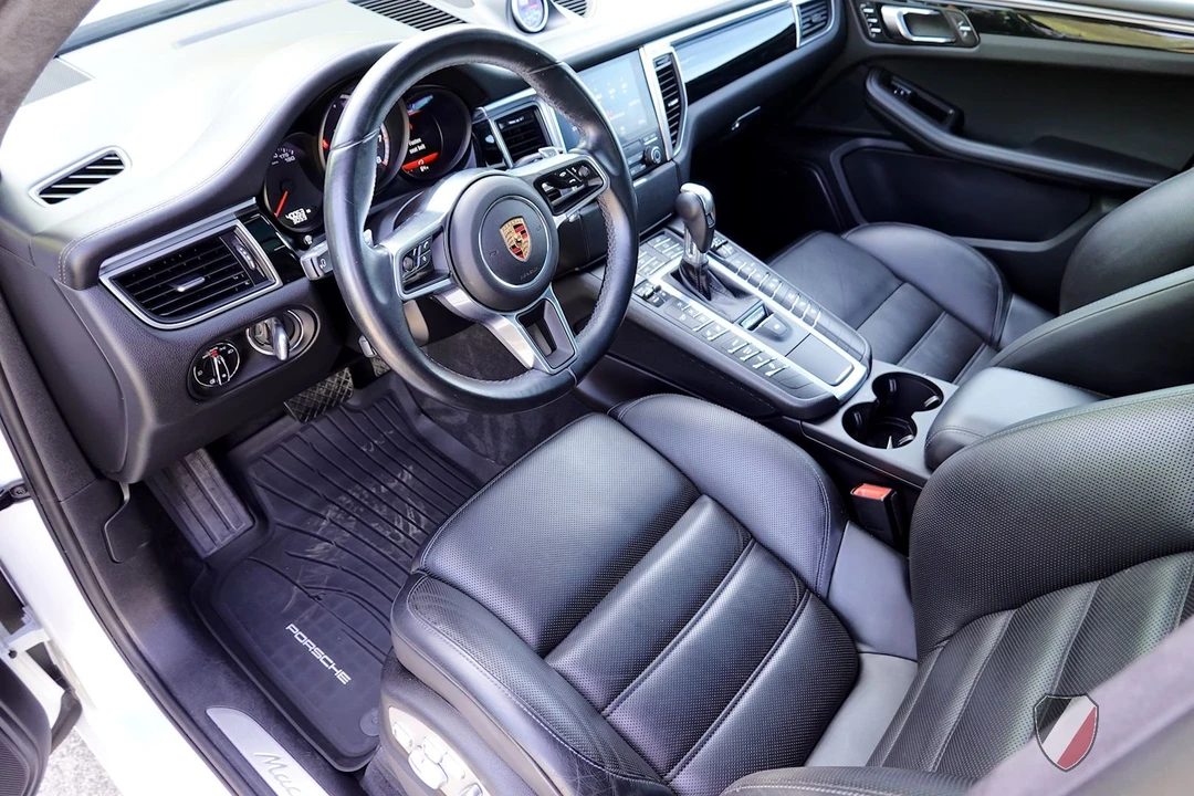 2018 Porsche Macan Turbo - Image 28 of 31