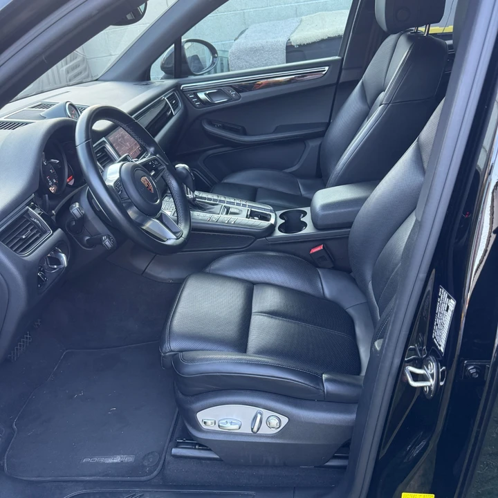 2018 Porsche Macan - Image 17 of 24