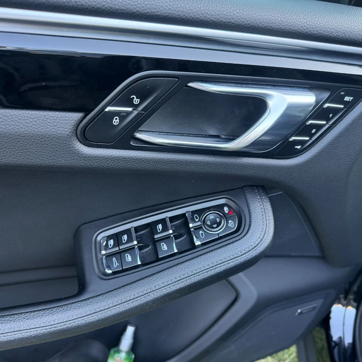 2018 Porsche Macan - Image 18 of 24