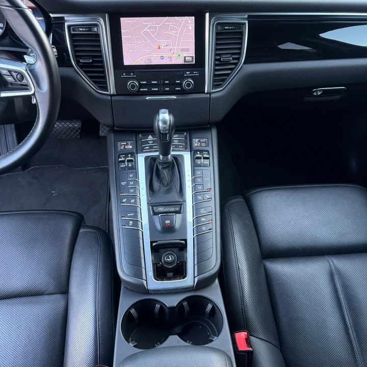 2018 Porsche Macan - Image 12 of 24
