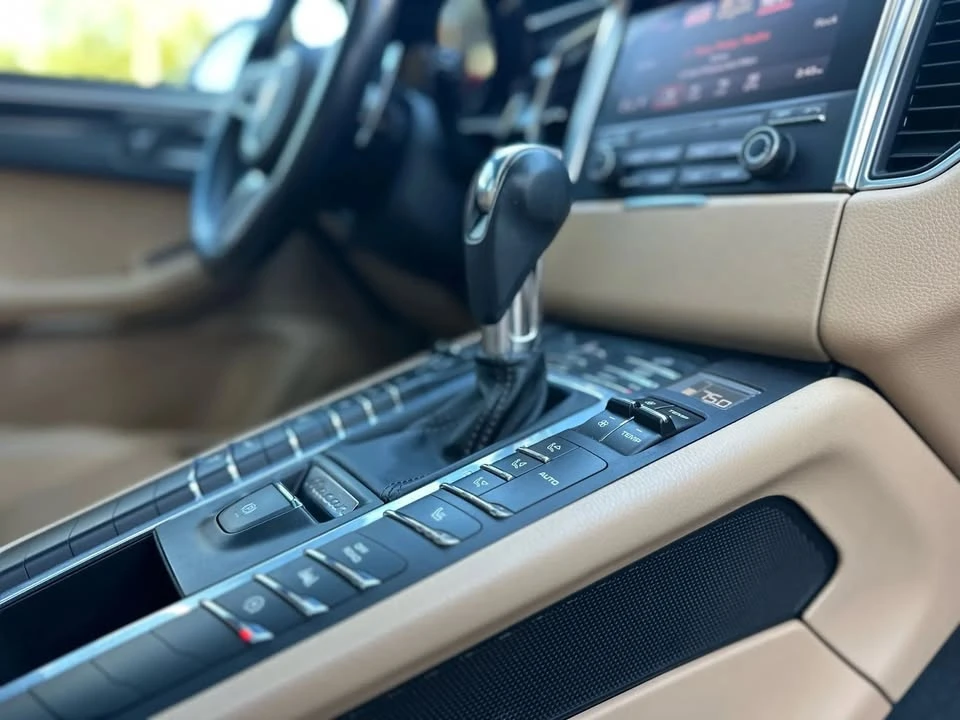 2018 Porsche Macan - Image 12 of 20
