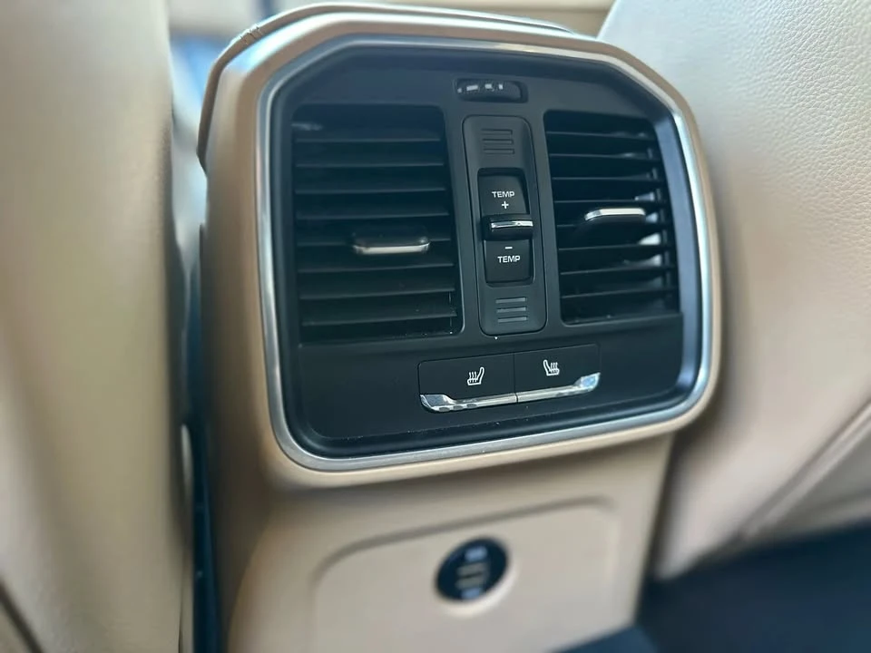 2018 Porsche Macan - Image 19 of 20