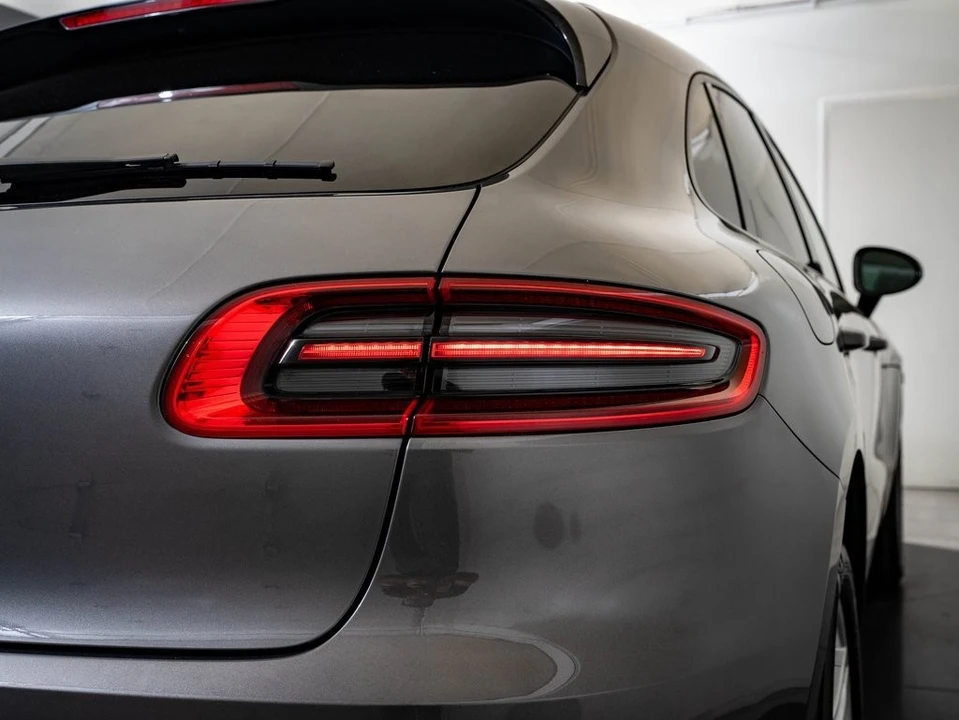 2018 Porsche Macan - Image 19 of 21