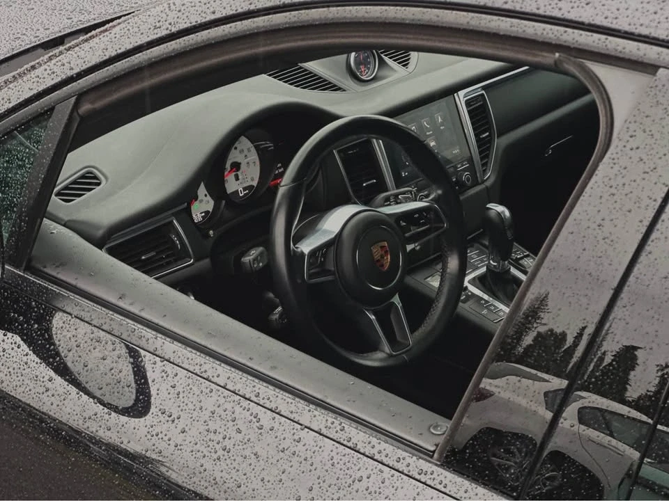 2018 Porsche Macan - Image 9 of 18