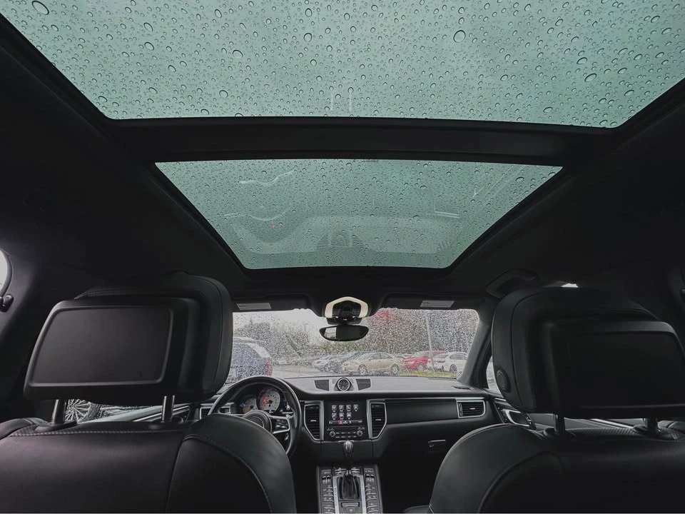 2018 Porsche Macan - Image 15 of 18