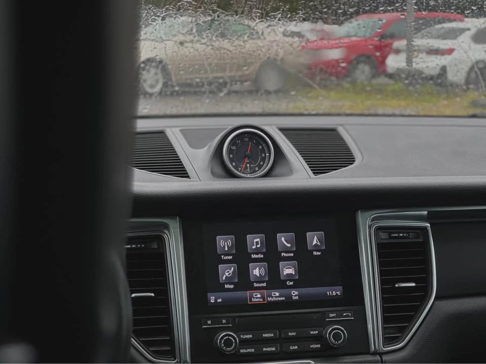 2018 Porsche Macan - Image 14 of 18