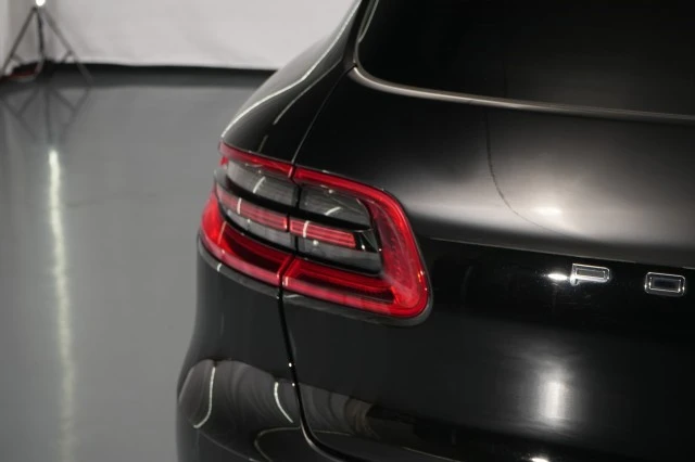 2018 Porsche Macan - Image 15 of 31
