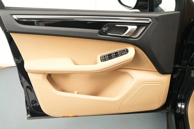 2018 Porsche Macan - Image 27 of 31