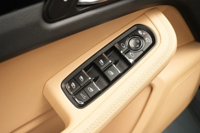 2018 Porsche Macan - Image 28 of 31