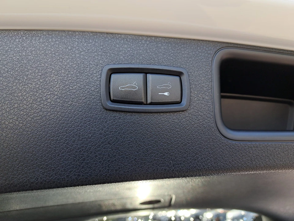 2018 Porsche Macan - Image 14 of 21