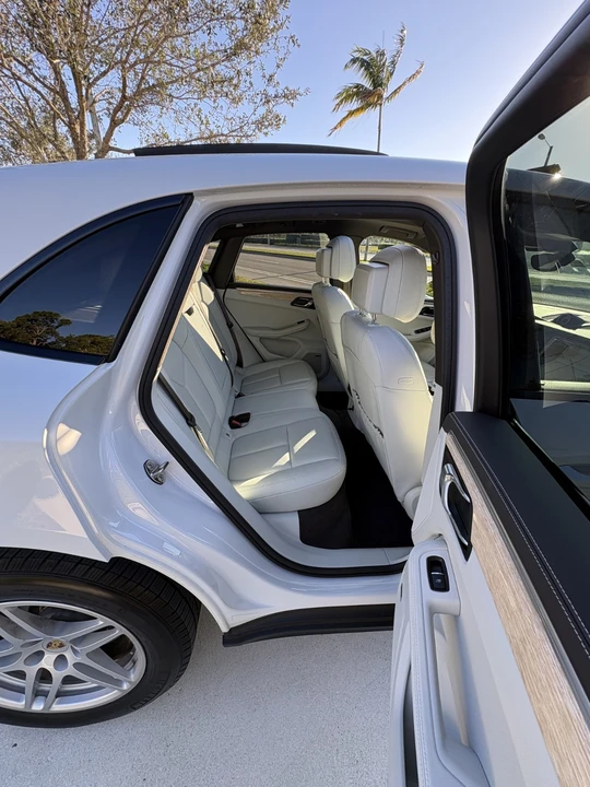 2018 Porsche Macan - Image 15 of 19