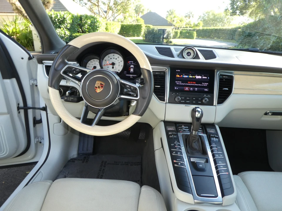 2018 Porsche Macan - Image 15 of 21