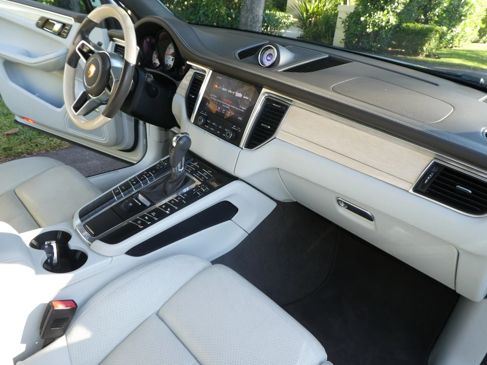 2018 Porsche Macan - Image 19 of 21