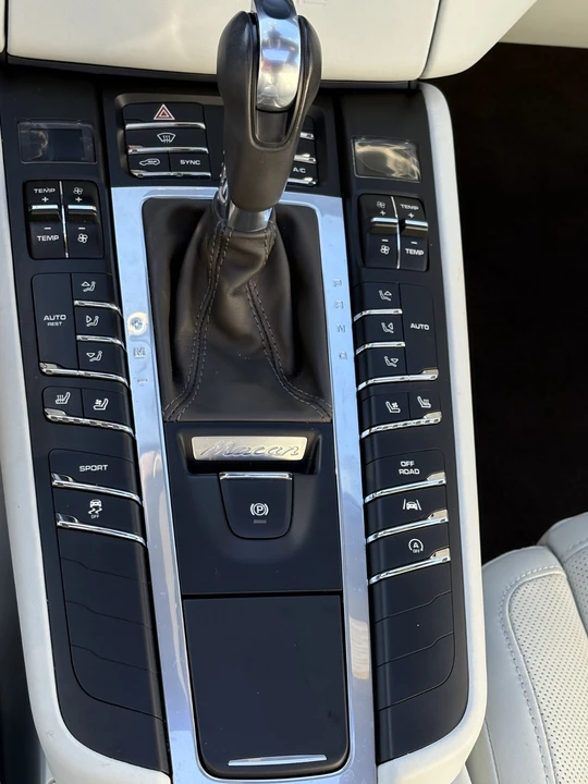 2018 Porsche Macan - Image 8 of 19