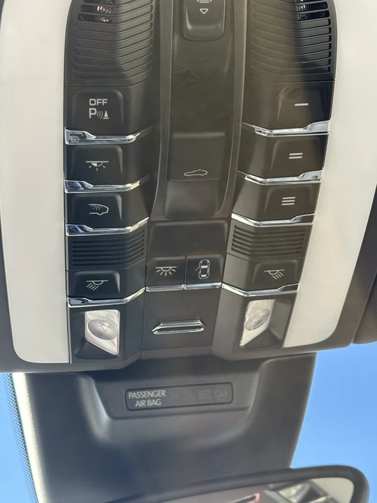 2018 Porsche Macan - Image 18 of 19
