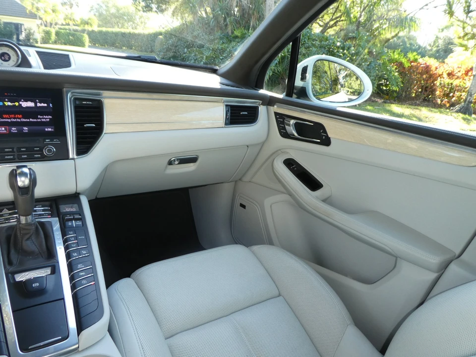 2018 Porsche Macan - Image 17 of 21
