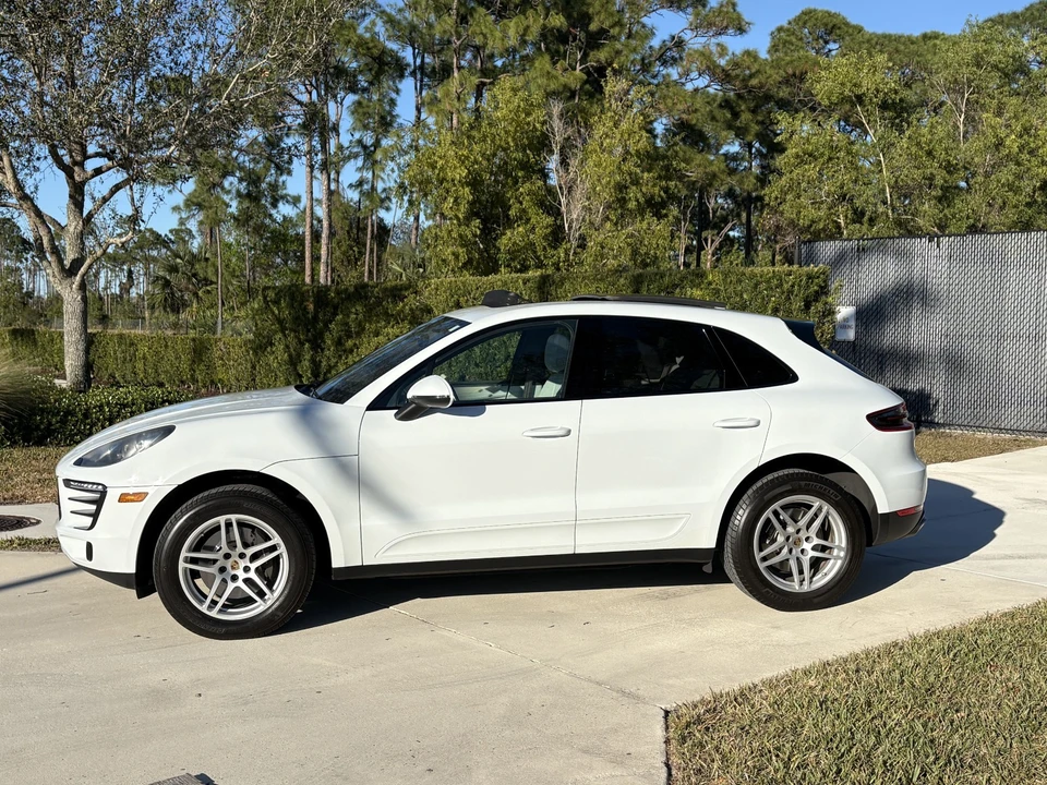 2018 Porsche Macan - Image 16 of 19