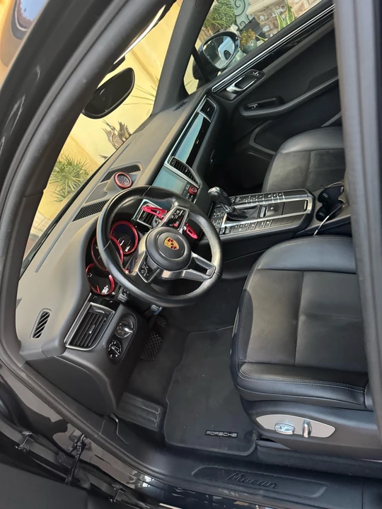 2018 Porsche Macan - Image 11 of 21
