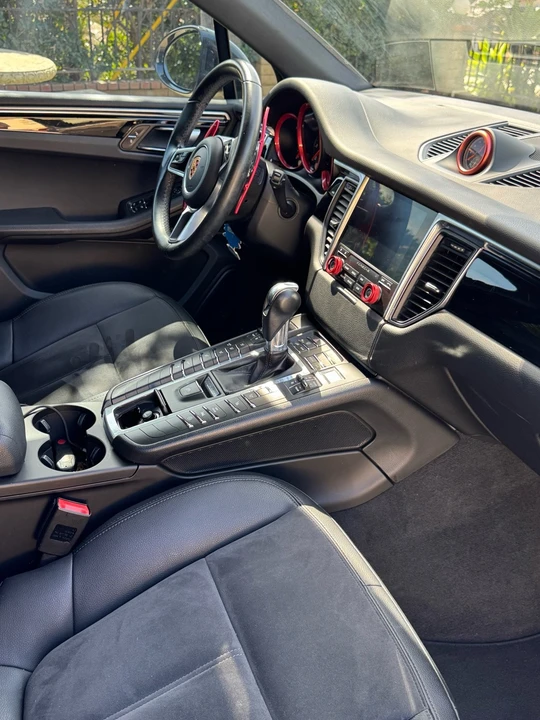 2018 Porsche Macan - Image 18 of 21