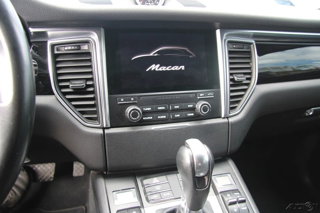 2018 Porsche Macan - Image 16 of 21