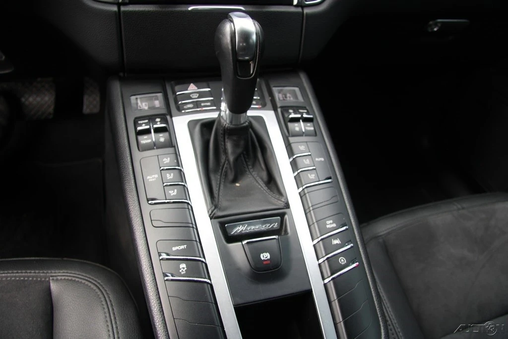 2018 Porsche Macan - Image 17 of 21