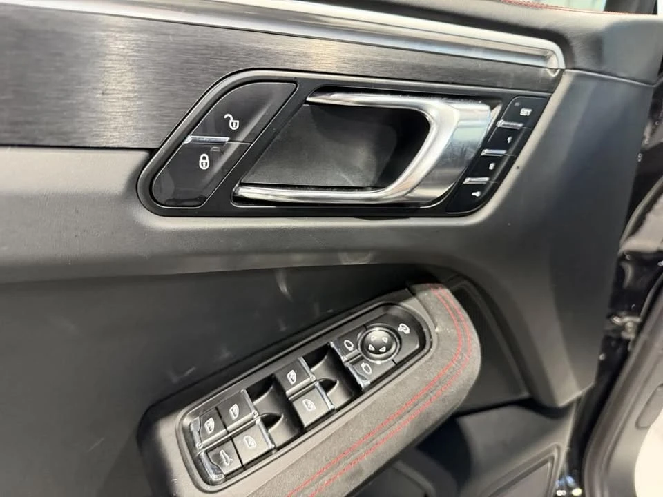2018 Porsche Macan - Image 8 of 10