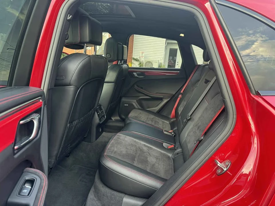 2018 Porsche Macan - Image 16 of 17