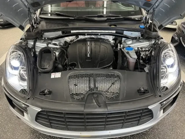 2018 Porsche Macan - Image 18 of 19
