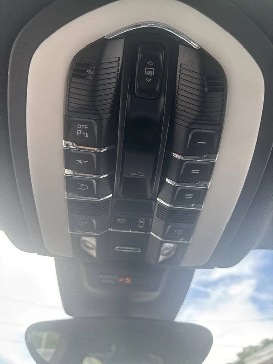 2018 Porsche Macan - Image 16 of 20