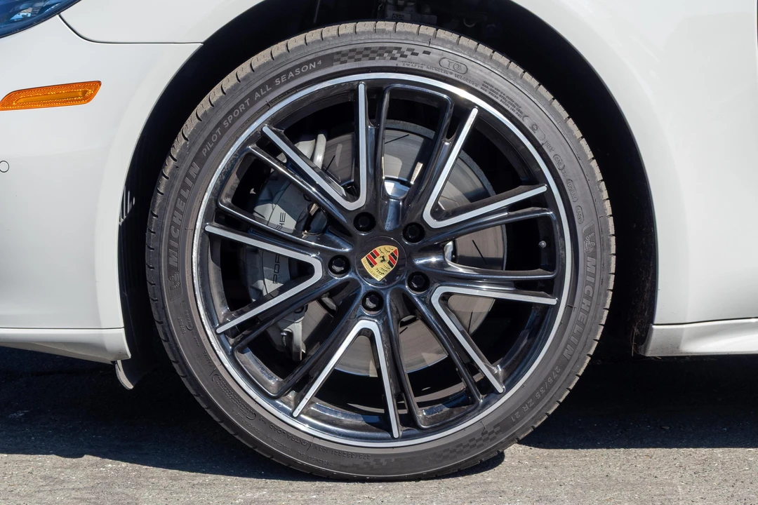 2018 Porsche 971 Panamera Sport Turismo - Image 27 of 31