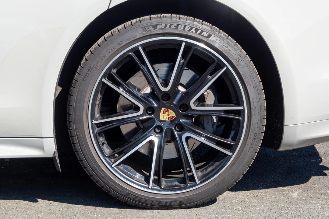 2018 Porsche 971 Panamera Sport Turismo - Image 28 of 31