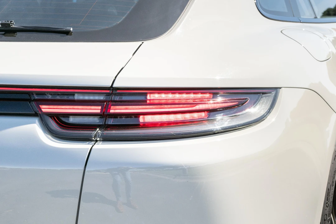 2018 Porsche 971 Panamera Sport Turismo - Image 19 of 31