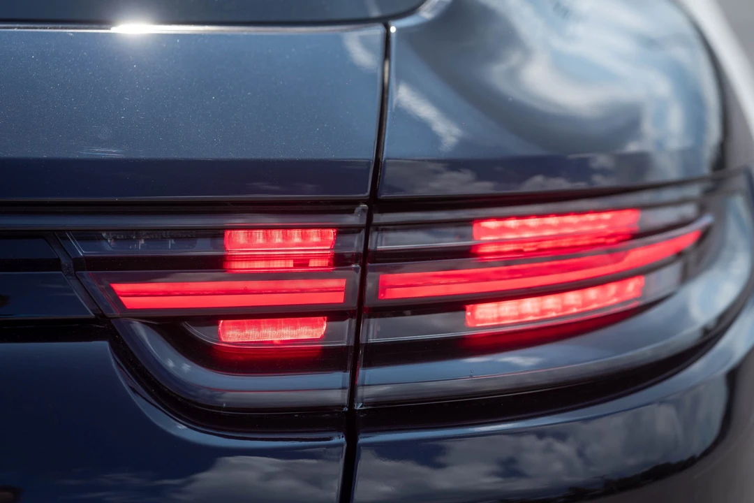 2018 Porsche 971 Panamera Sport Turismo - Image 26 of 31