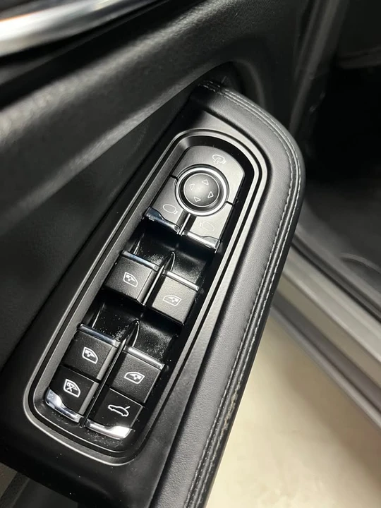 2018 Porsche Macan - Image 9 of 20