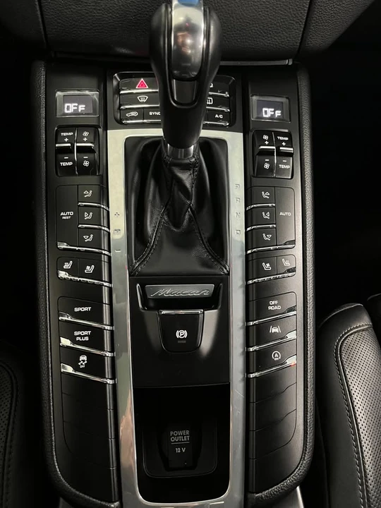 2018 Porsche Macan - Image 11 of 20