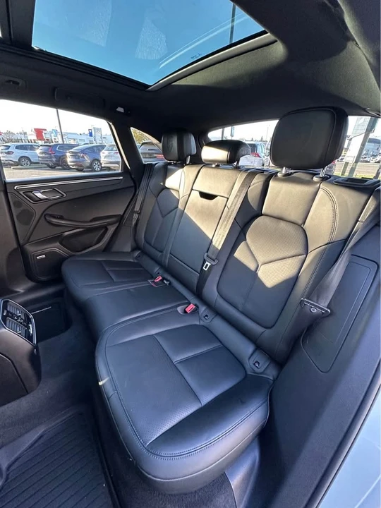 2018 Porsche Macan - Image 9 of 11