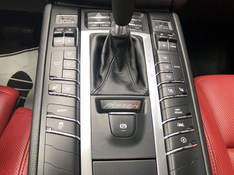 2018 Porsche Macan - Image 17 of 20