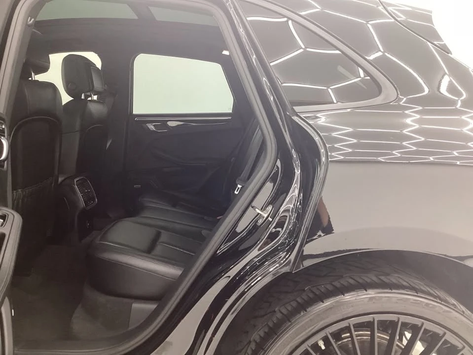 2018 Porsche Macan - Image 9 of 20