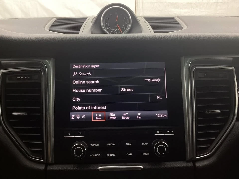 2018 Porsche Macan - Image 14 of 20