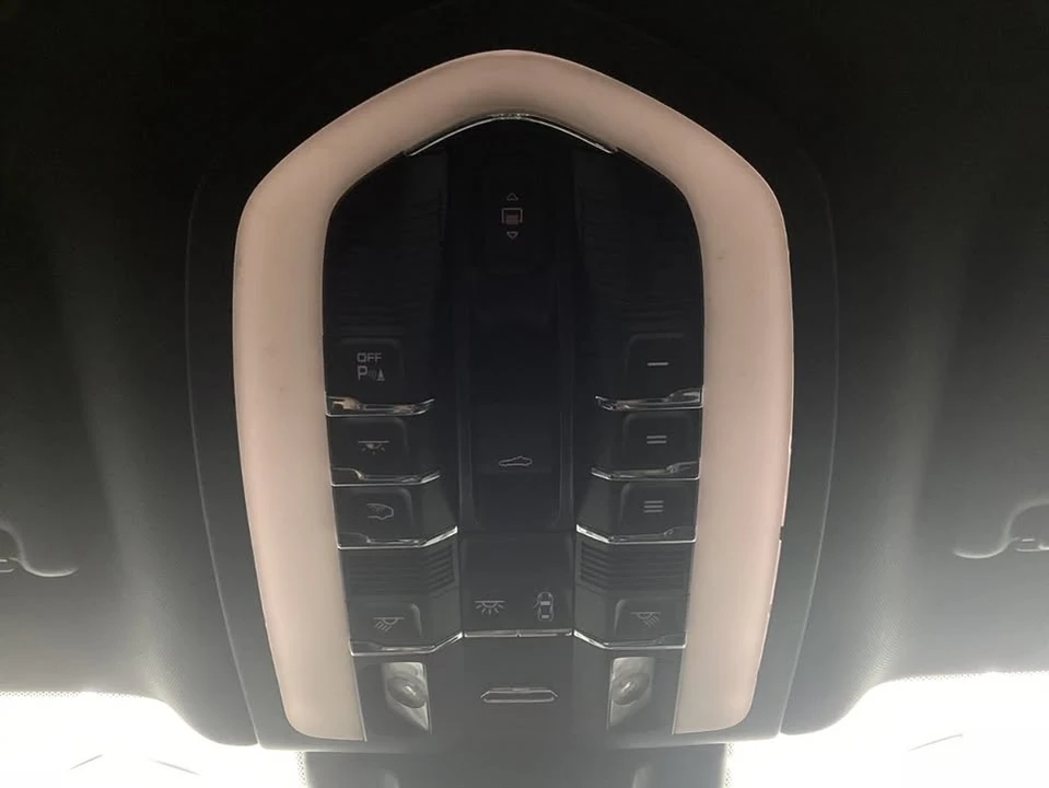 2018 Porsche Macan - Image 17 of 20