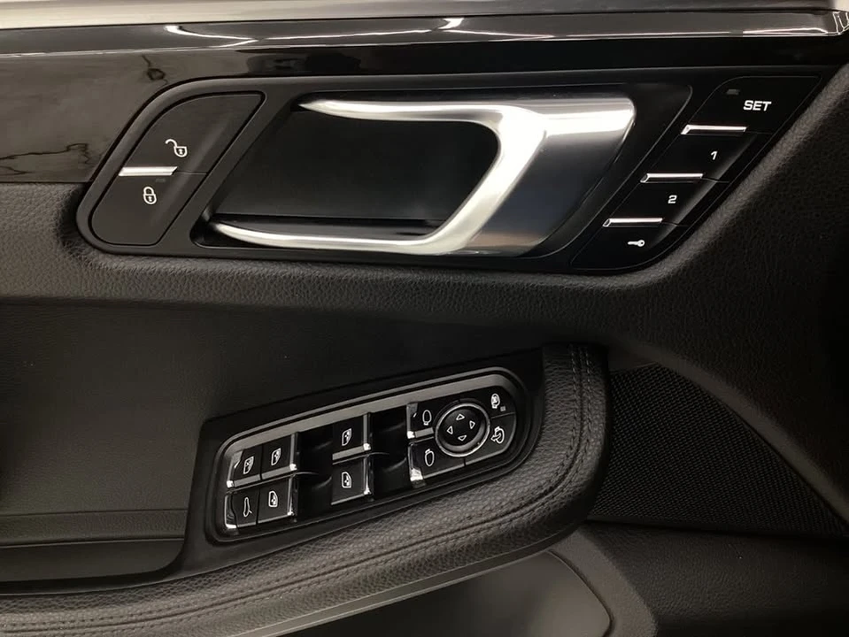 2018 Porsche Macan - Image 16 of 20