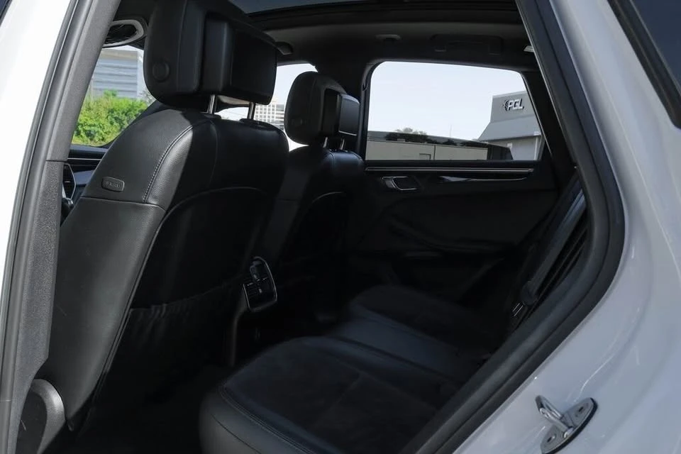 2018 Porsche Macan - Image 9 of 11