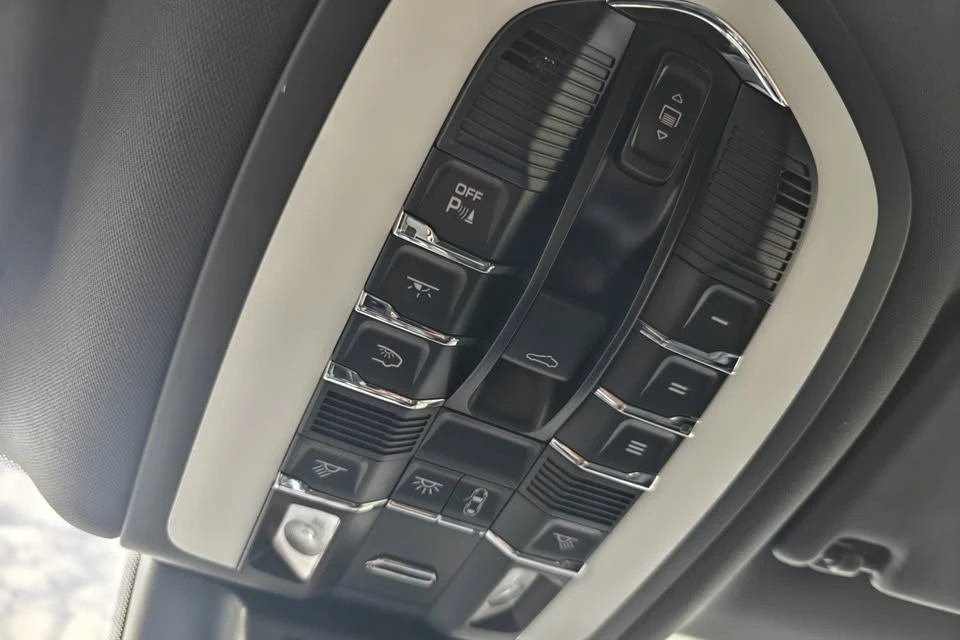 2018 Porsche Macan - Image 10 of 11