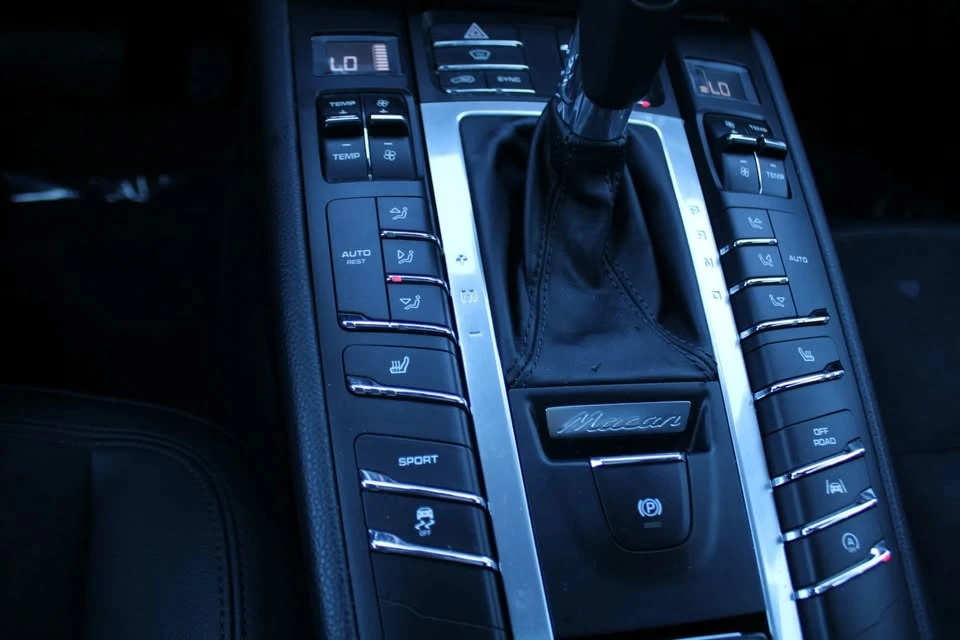2018 Porsche Macan Turbo - Image 11 of 18