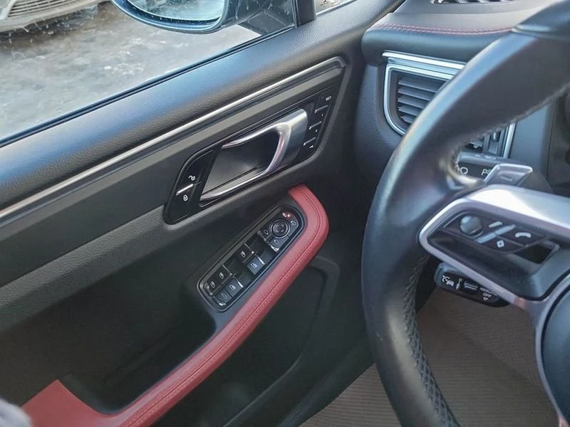 2018 Porsche Macan - Image 11 of 20