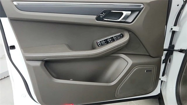 2018 Porsche Macan - Image 17 of 18
