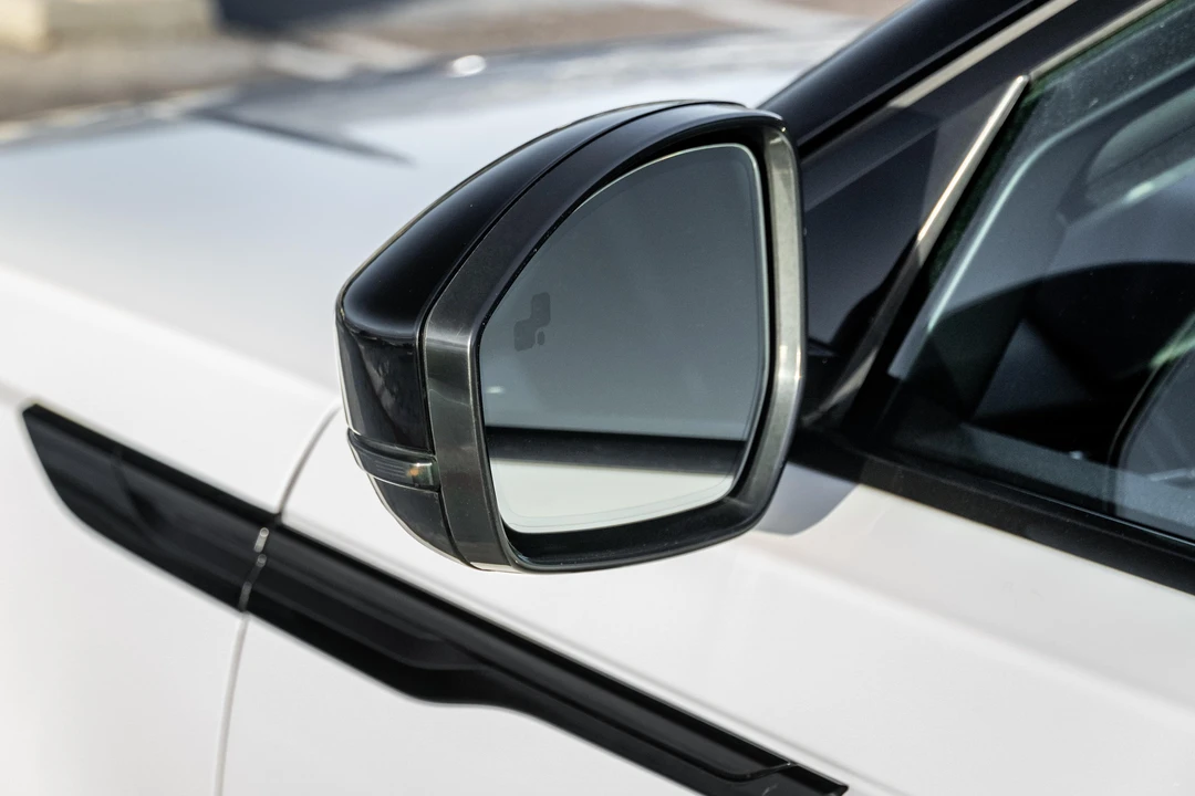 2018 Land Rover Range Rover Velar - Image 24 of 30