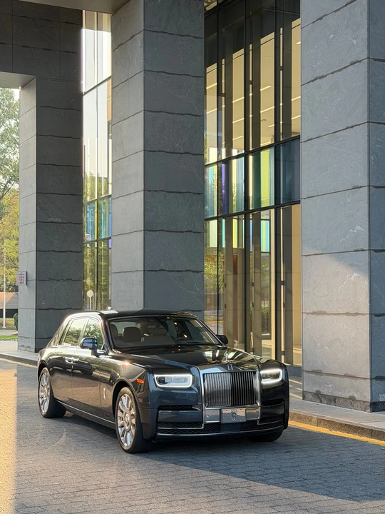 2018 Rolls-Royce Phantom VIII - Image 2 of 31