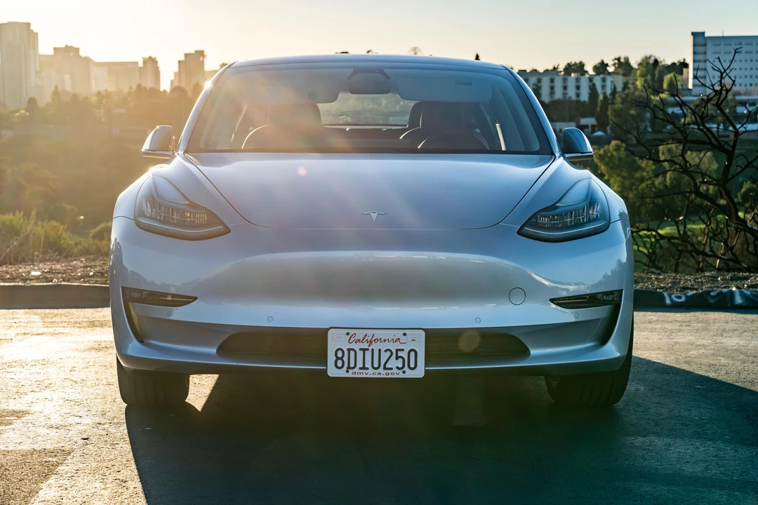 2018 Tesla Model 3 - Image 2 of 31