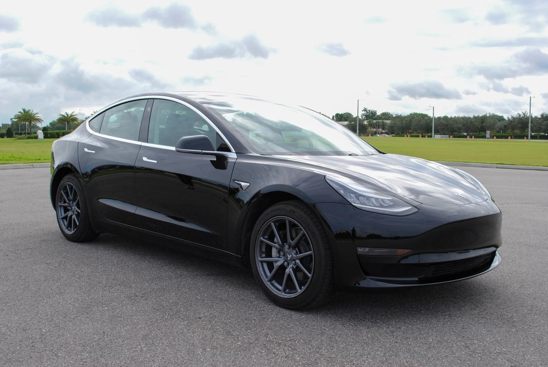 2018 Tesla Model 3 - Image 2 of 31